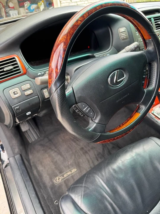 2006 Lexus LS 3rd Gen - Image 14 of 20