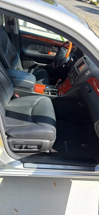 2006 Lexus LS 3rd Gen - Image 16 of 18