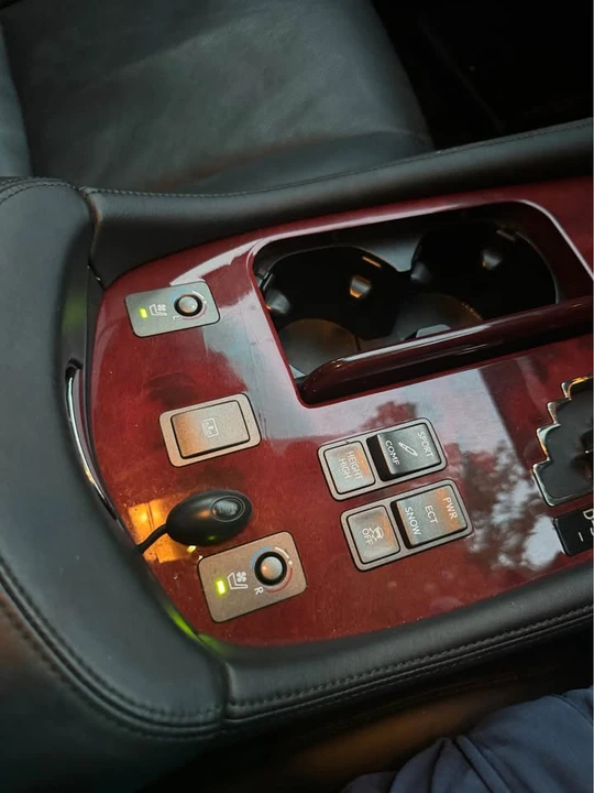 2006 Lexus LS 3rd Gen - Image 15 of 18