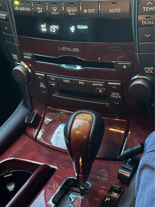 2006 Lexus LS 3rd Gen - Image 13 of 18