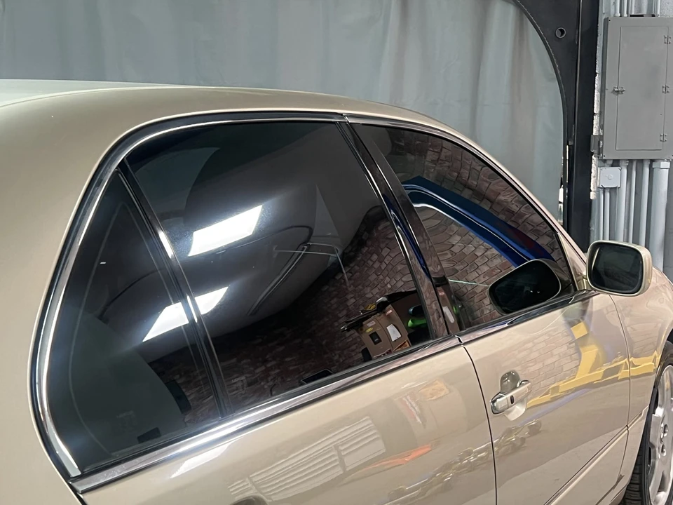 2006 Lexus LS 3rd Gen - Image 25 of 31