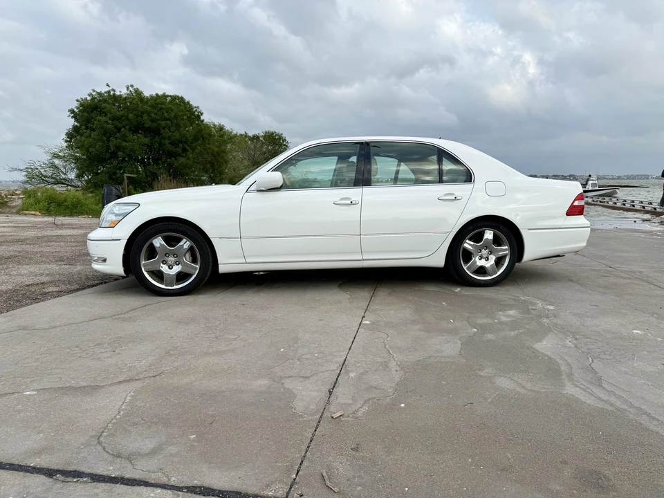 2006 Lexus LS 3rd Gen - Image 2 of 31