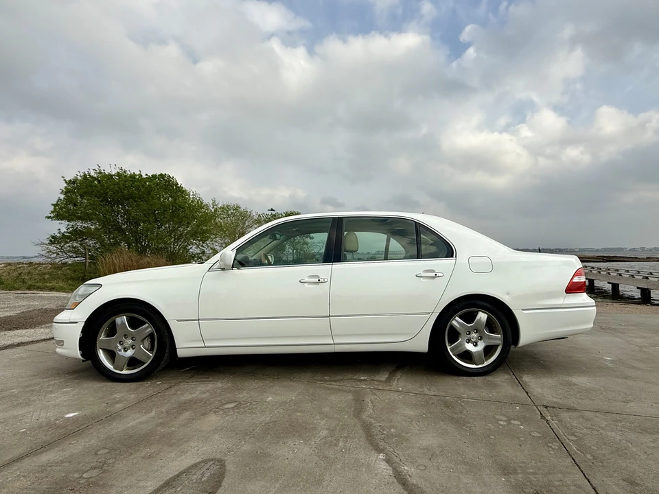 2006 Lexus LS 3rd Gen - Image 10 of 31