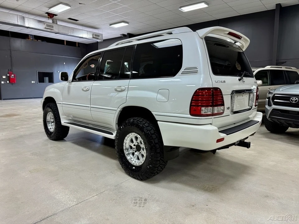 2006 Lexus LX 2nd Gen - Image 11 of 12