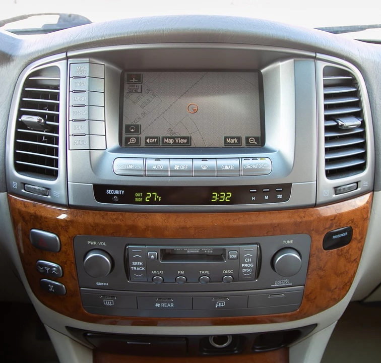 2006 Lexus LX 2nd Gen - Image 15 of 19
