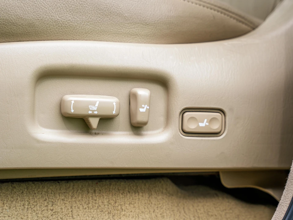 2006 Lexus LX 2nd Gen - Image 23 of 31