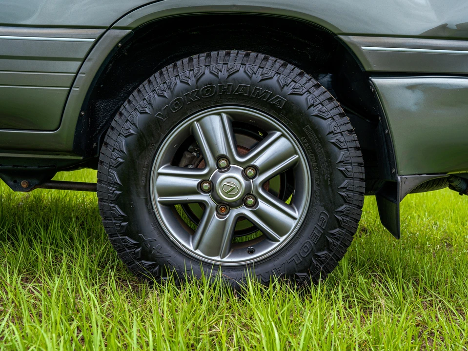 2006 Lexus LX 2nd Gen - Image 12 of 31