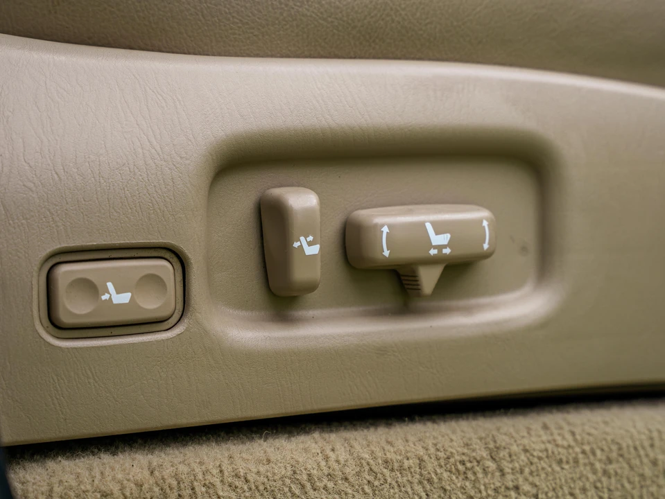 2006 Lexus LX 2nd Gen - Image 27 of 31