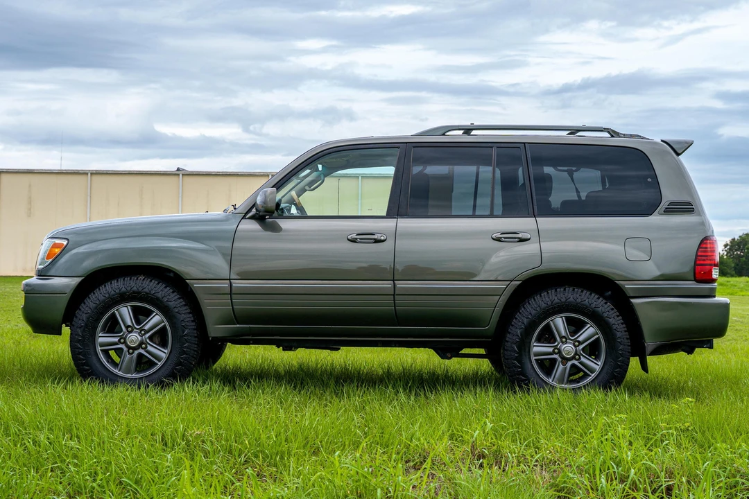 2006 Lexus LX 2nd Gen - Image 3 of 31