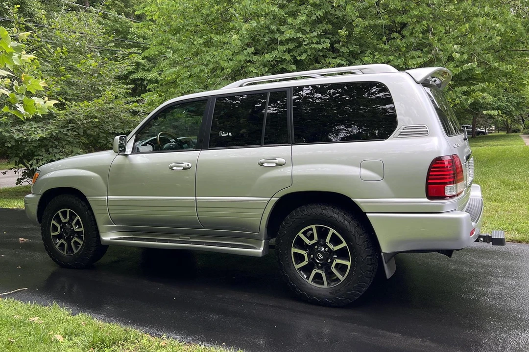 2006 Lexus LX 2nd Gen - Image 4 of 31