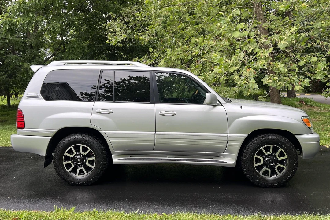 2006 Lexus LX 2nd Gen - Image 3 of 31