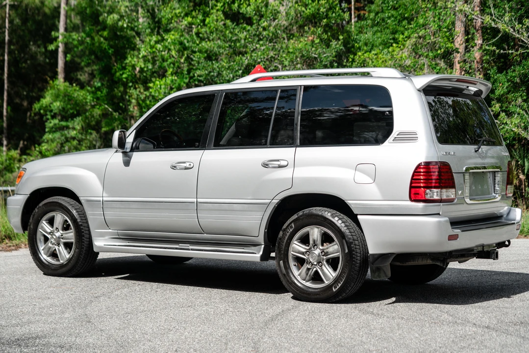 2006 Lexus LX 2nd Gen - Image 10 of 31