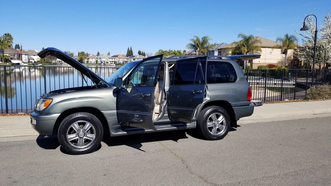 2006 Lexus LX 2nd Gen - Image 9 of 31