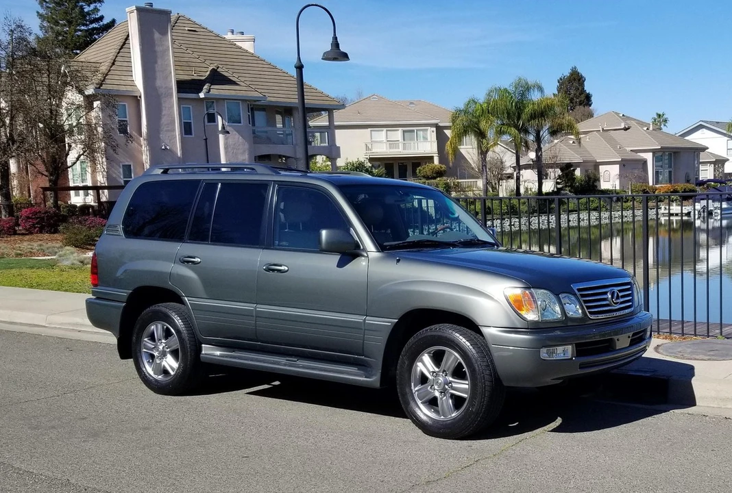 2006 Lexus LX 2nd Gen - Image 2 of 31
