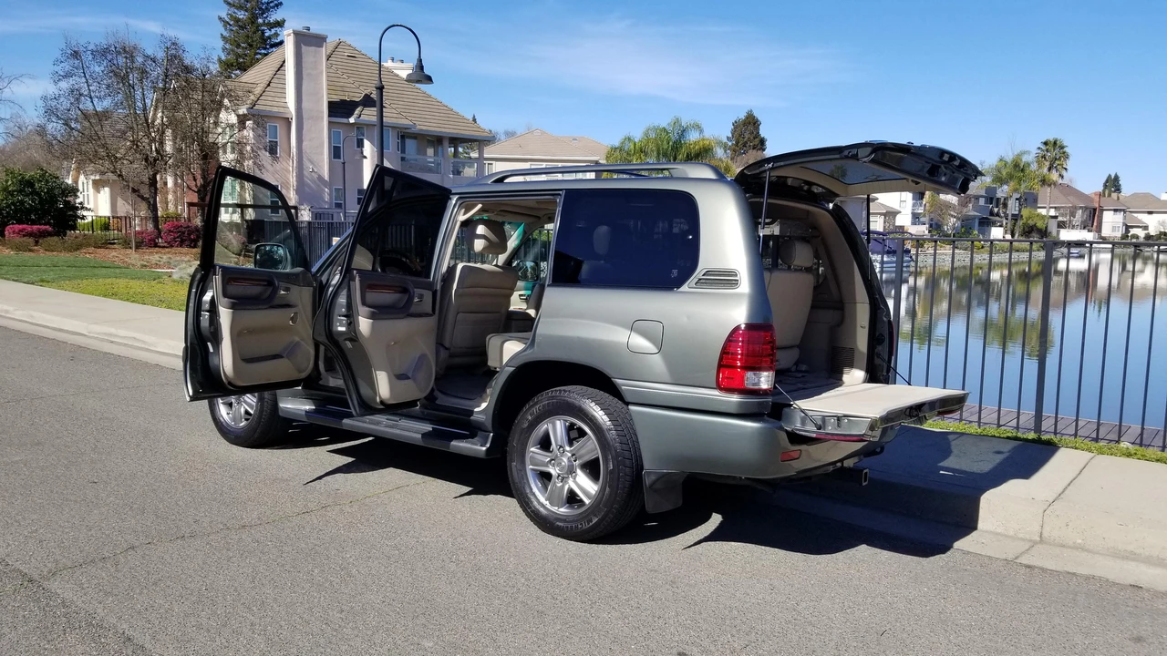2006 Lexus LX 2nd Gen - Image 11 of 31