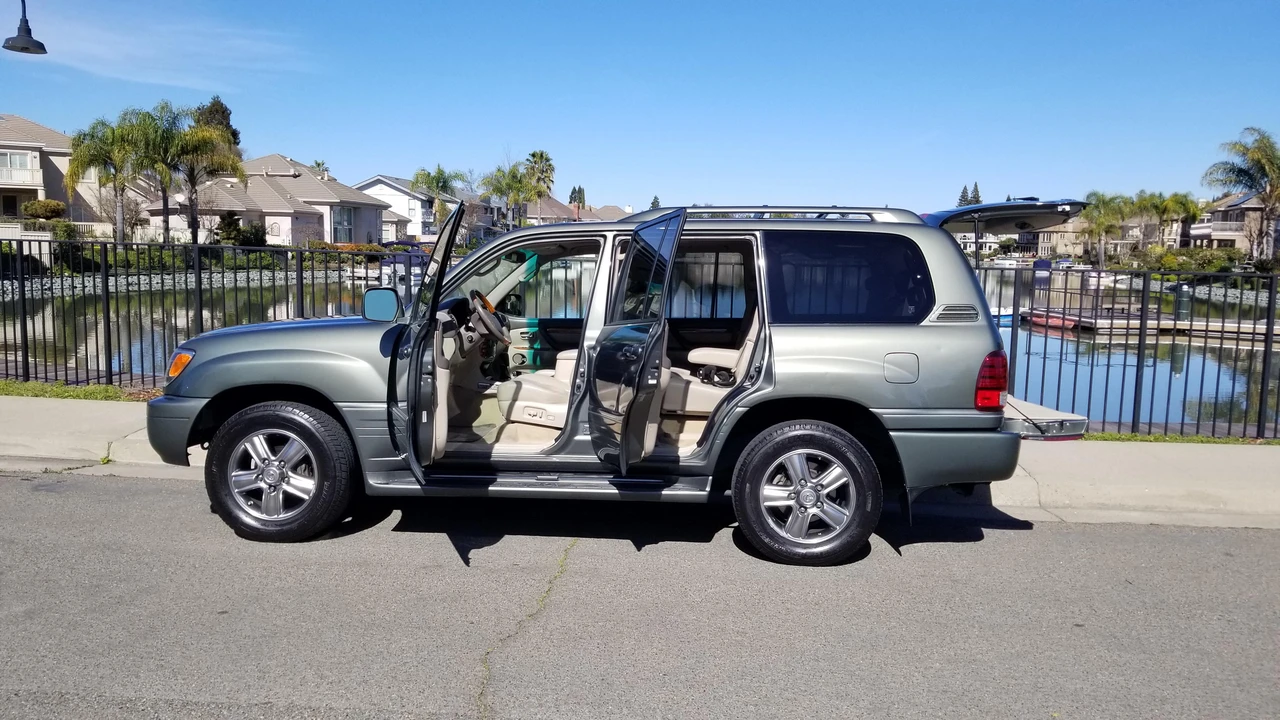 2006 Lexus LX 2nd Gen - Image 10 of 31