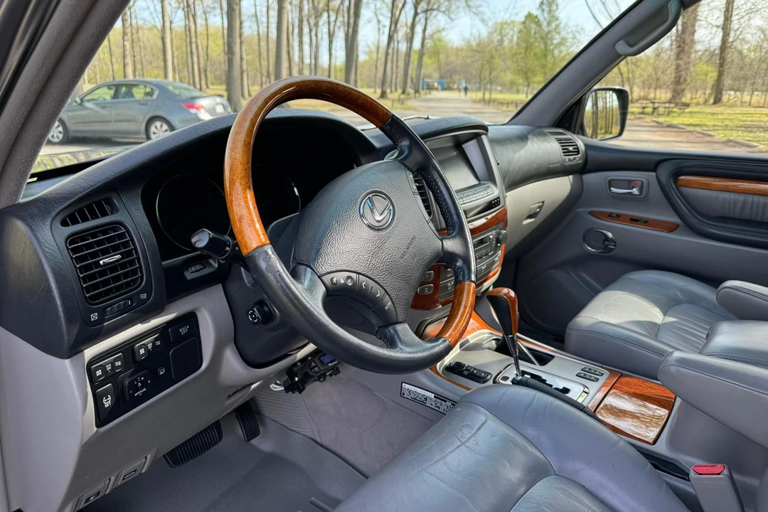 2006 Lexus LX 2nd Gen - Image 25 of 31