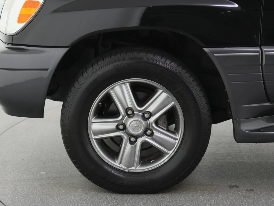 2006 Lexus LX 2nd Gen - Image 26 of 31