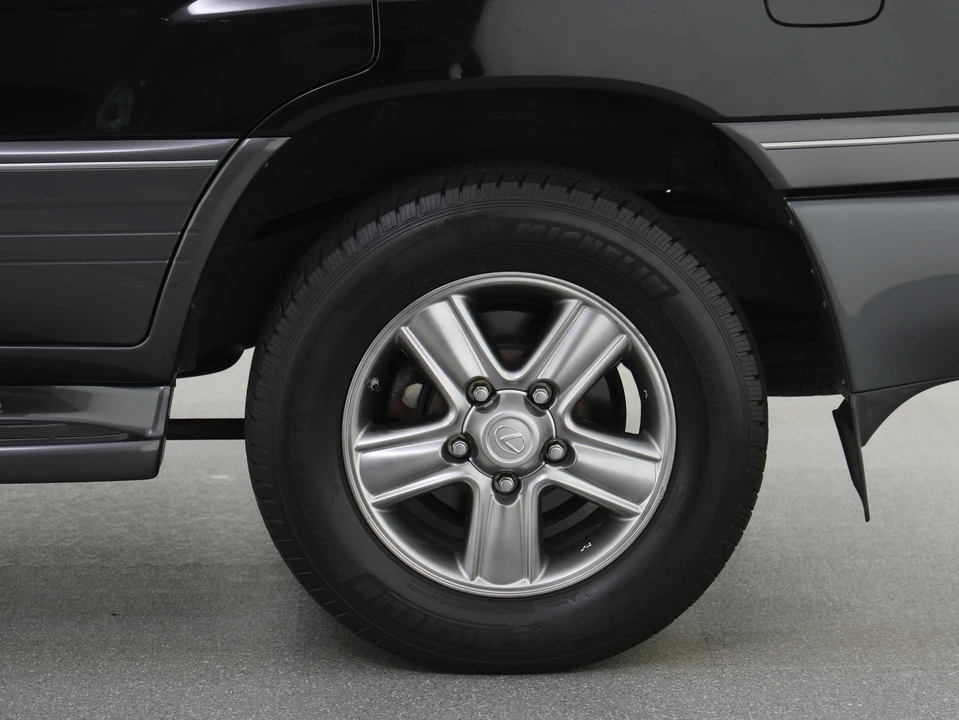 2006 Lexus LX 2nd Gen - Image 28 of 31