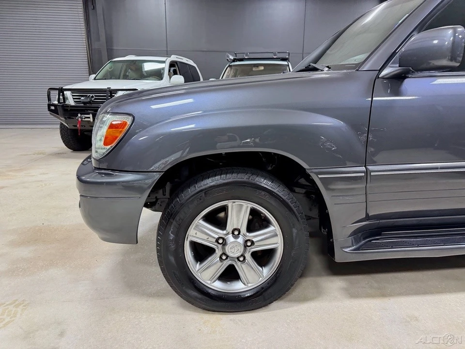 2006 Lexus LX 2nd Gen - Image 11 of 12