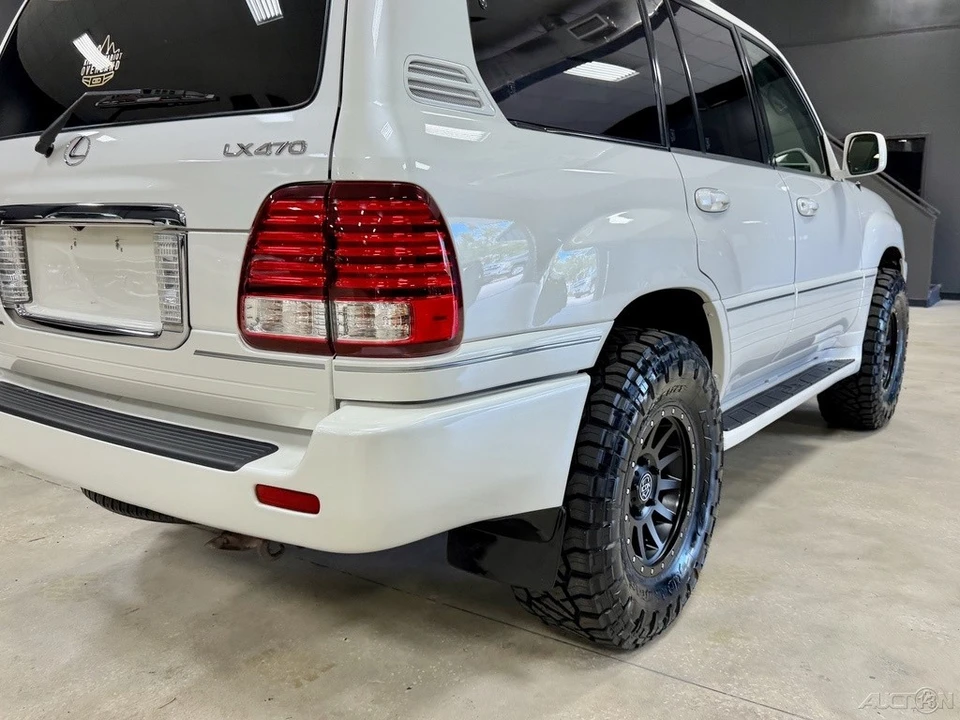 2006 Lexus LX 2nd Gen - Image 10 of 12