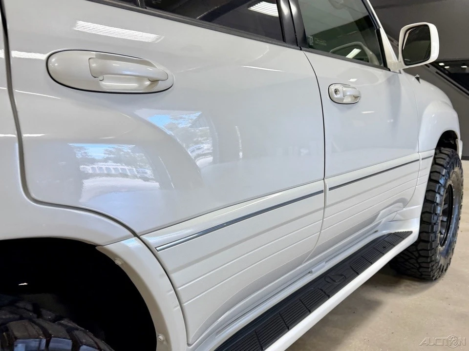 2006 Lexus LX 2nd Gen - Image 11 of 12