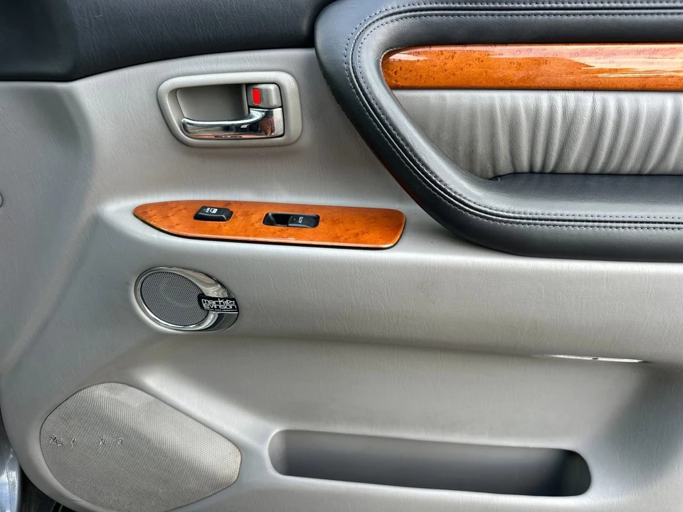 2006 Lexus LX 2nd Gen - Image 19 of 21