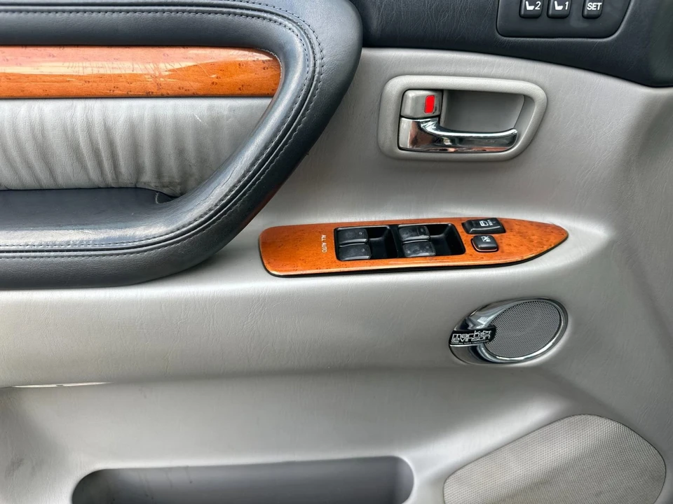 2006 Lexus LX 2nd Gen - Image 11 of 12