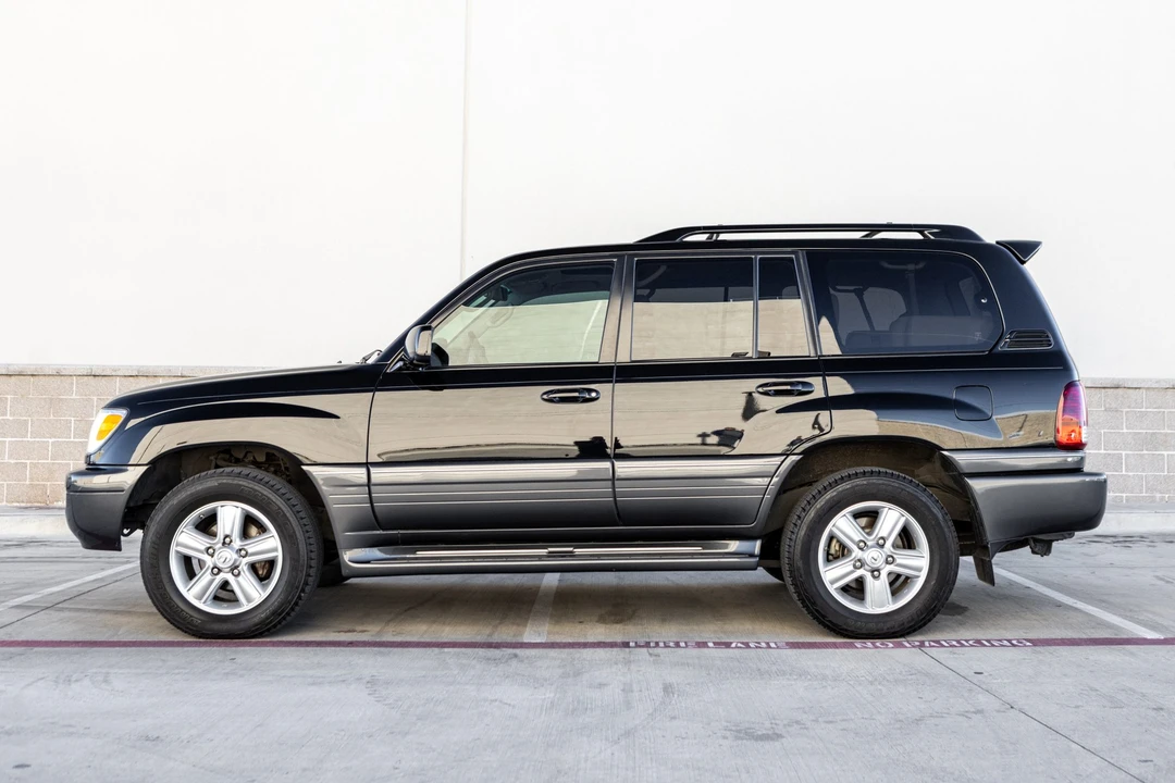 2006 Lexus LX 2nd Gen - Image 2 of 31