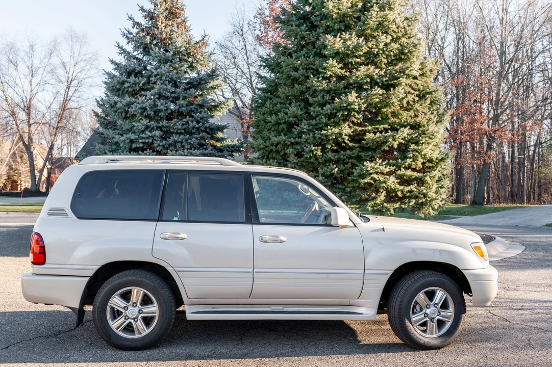2006 Lexus LX 2nd Gen - Image 11 of 31