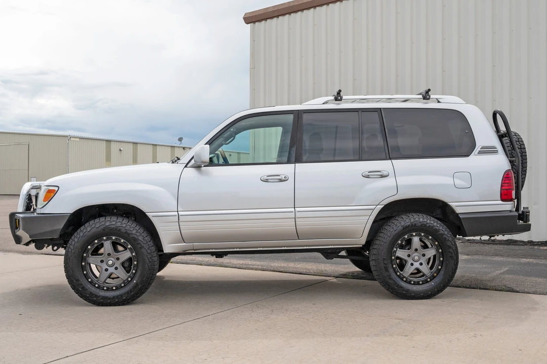 2006 Lexus LX 2nd Gen - Image 2 of 31