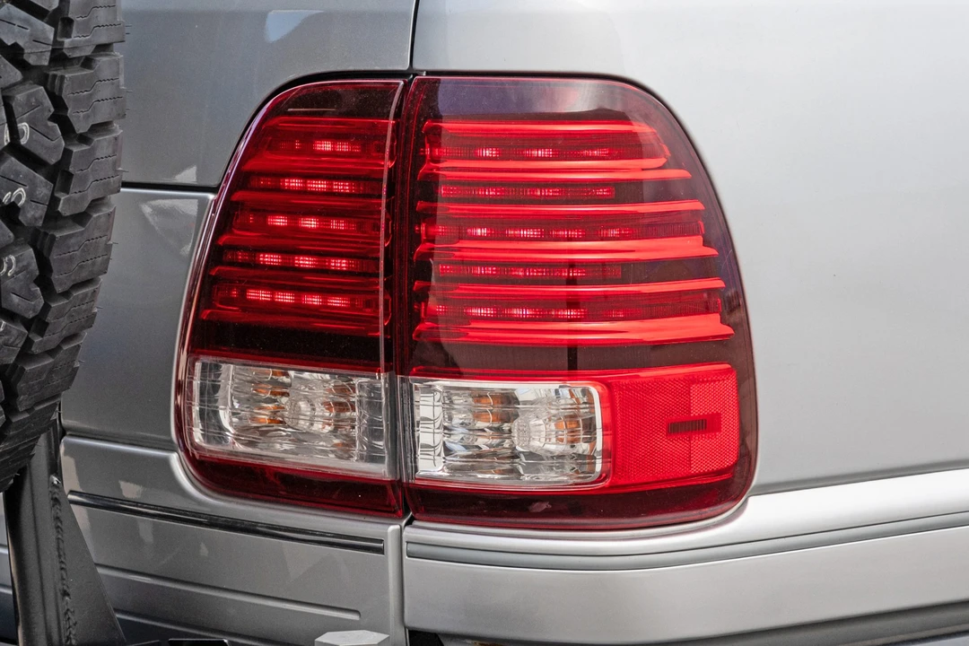 2006 Lexus LX 2nd Gen - Image 28 of 31
