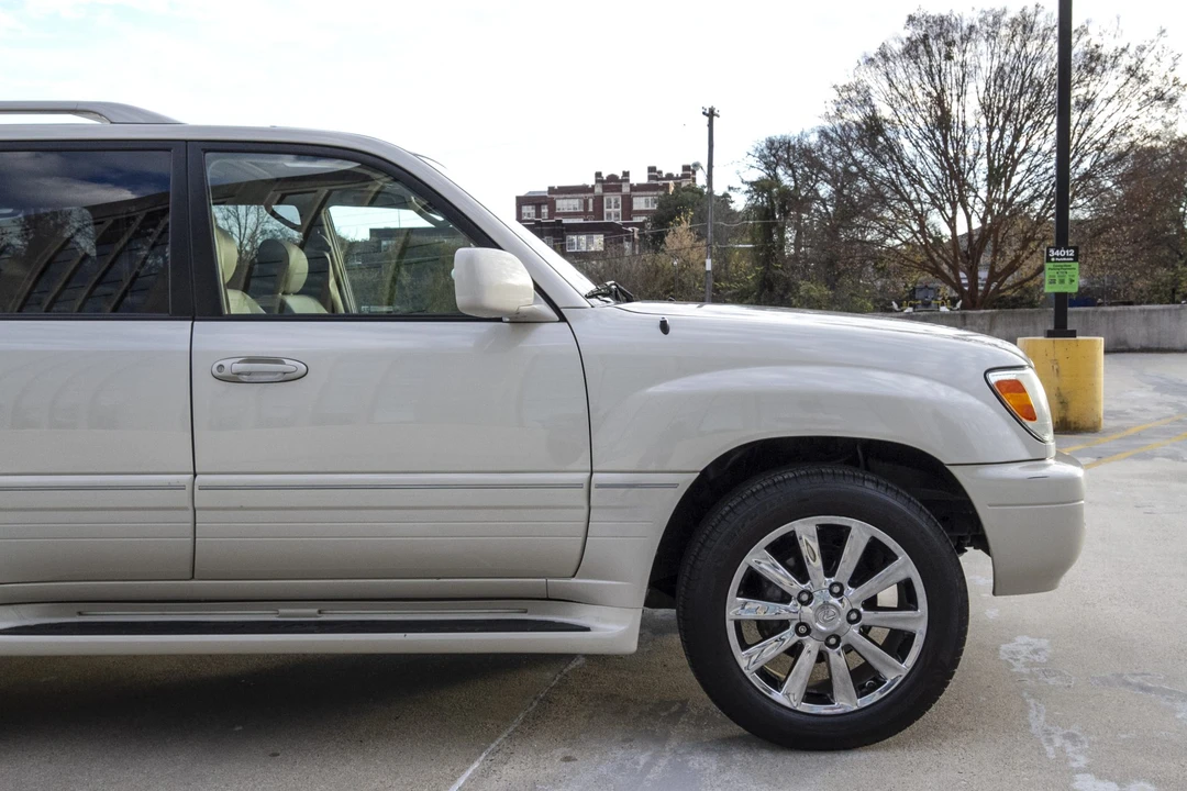 2006 Lexus LX 2nd Gen - Image 17 of 31