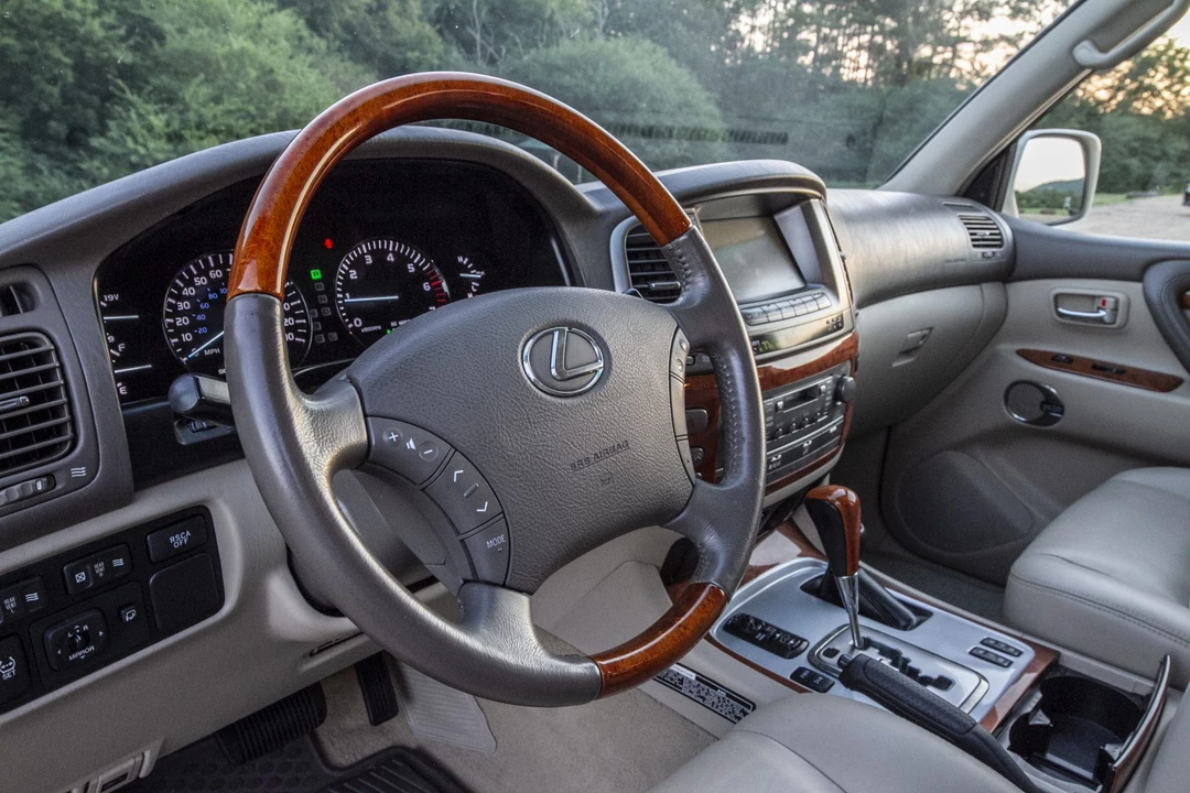 2006 Lexus LX 2nd Gen - Image 29 of 31