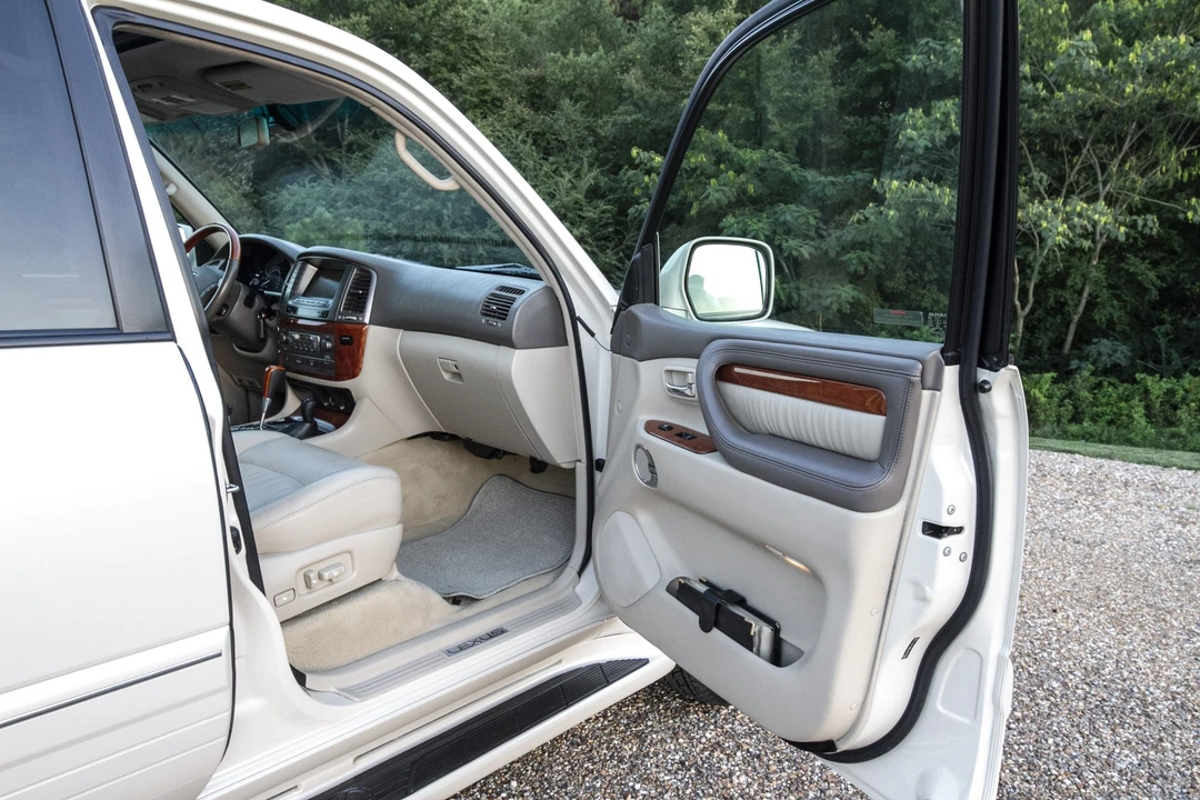 2006 Lexus LX 2nd Gen - Image 25 of 31