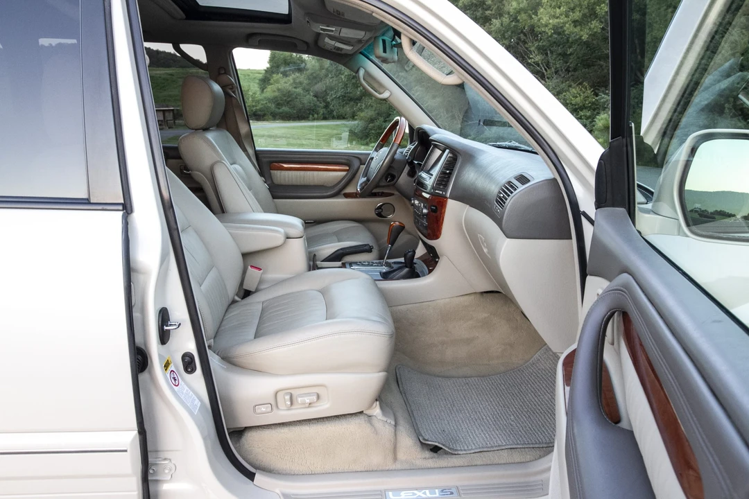 2006 Lexus LX 2nd Gen - Image 26 of 31