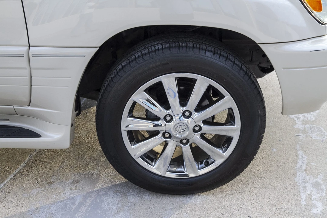 2006 Lexus LX 2nd Gen - Image 29 of 31