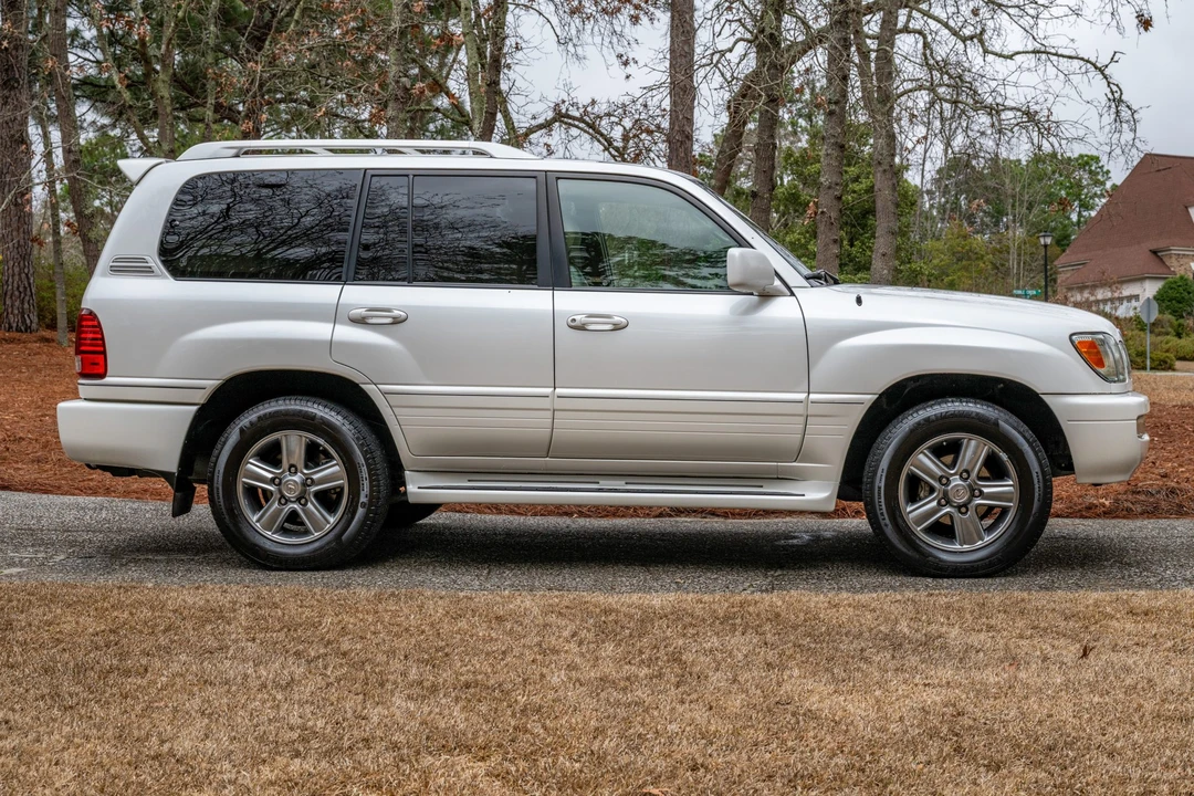 2006 Lexus LX 2nd Gen - Image 9 of 31