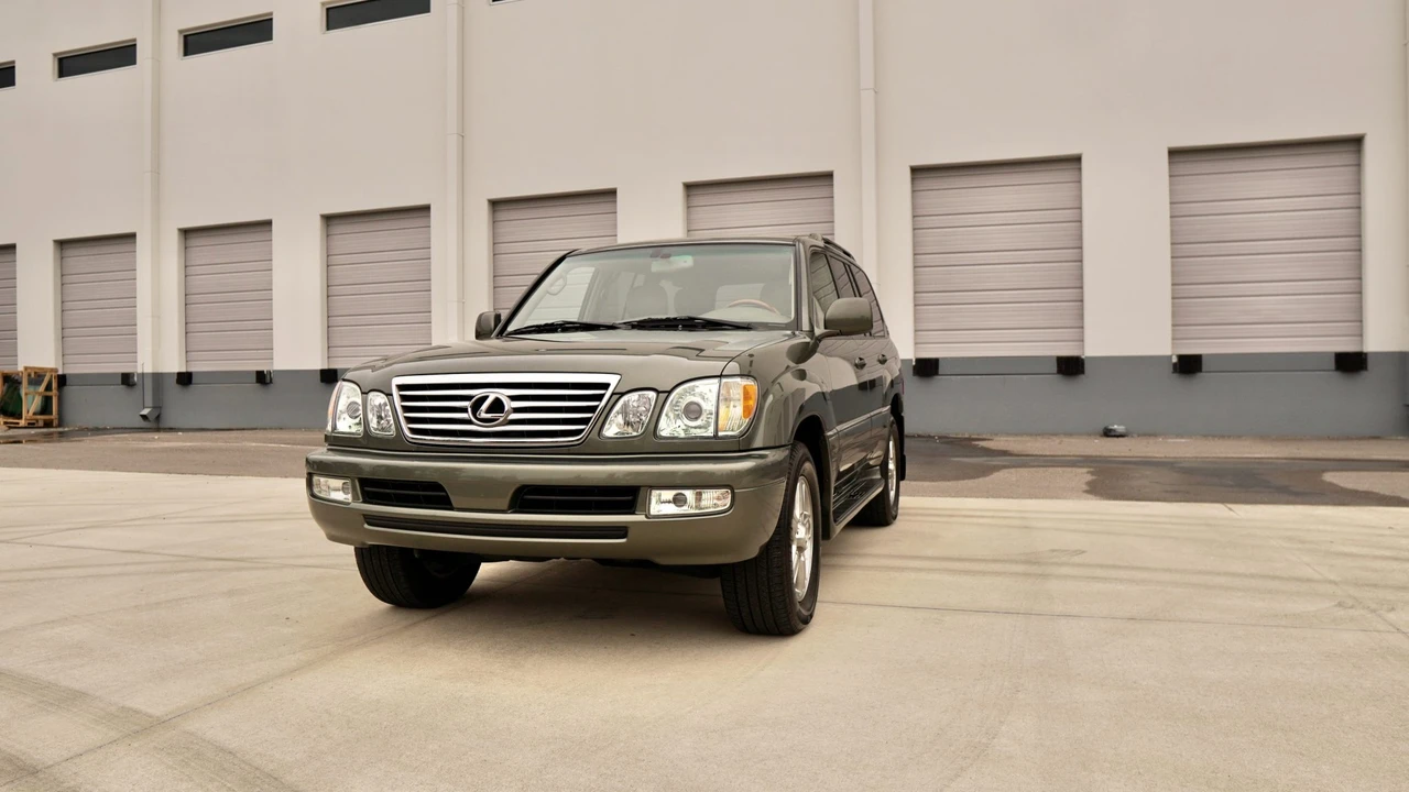 2006 Lexus LX 2nd Gen - Image 2 of 31