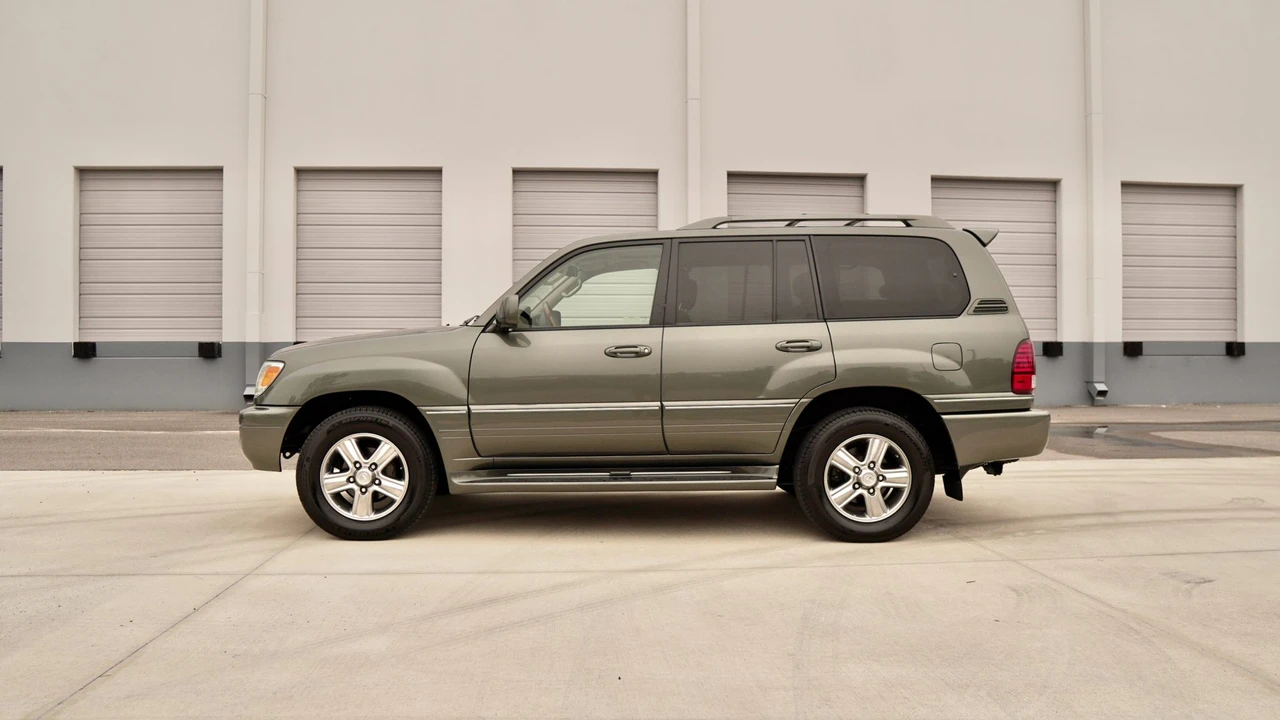 2006 Lexus LX 2nd Gen - Image 9 of 31