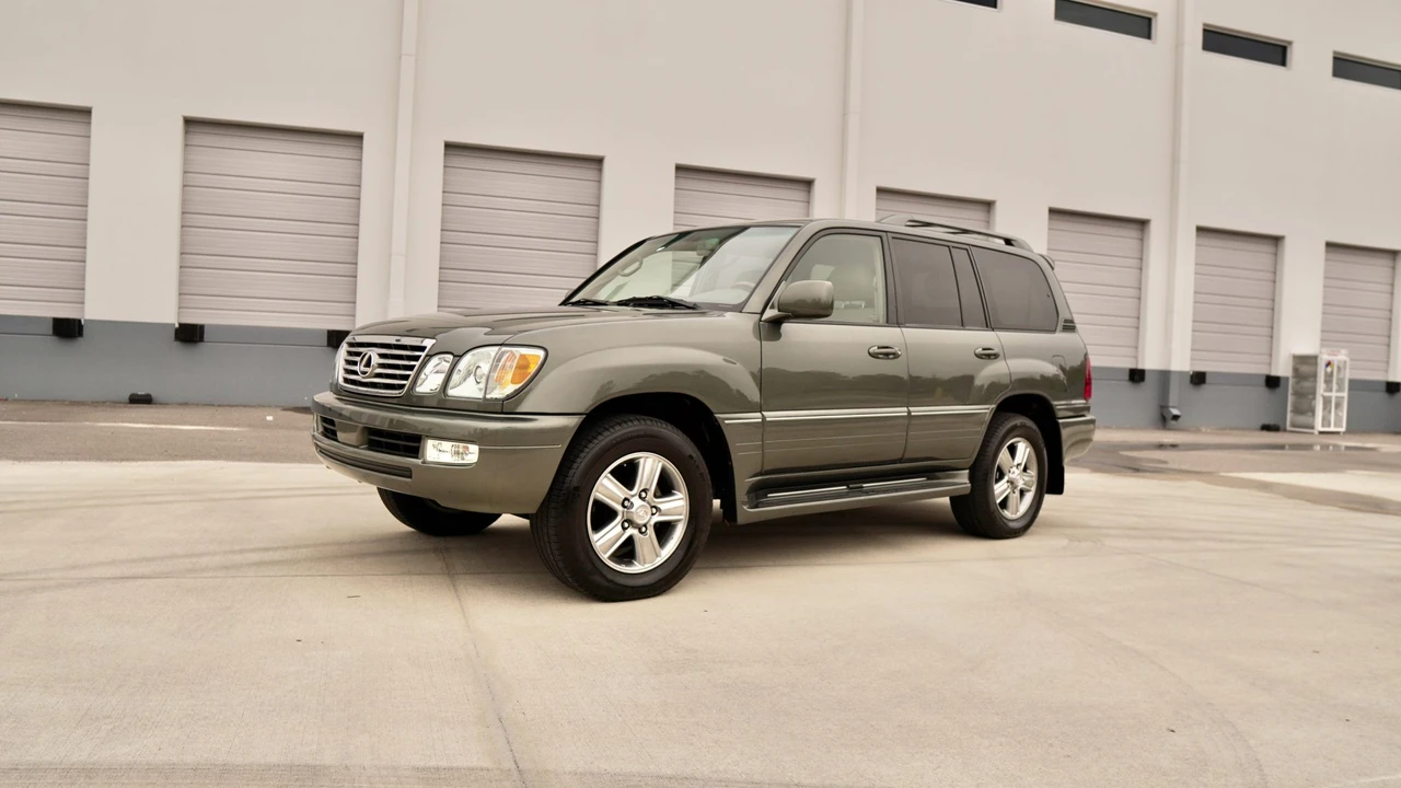 2006 Lexus LX 2nd Gen - Image 3 of 31