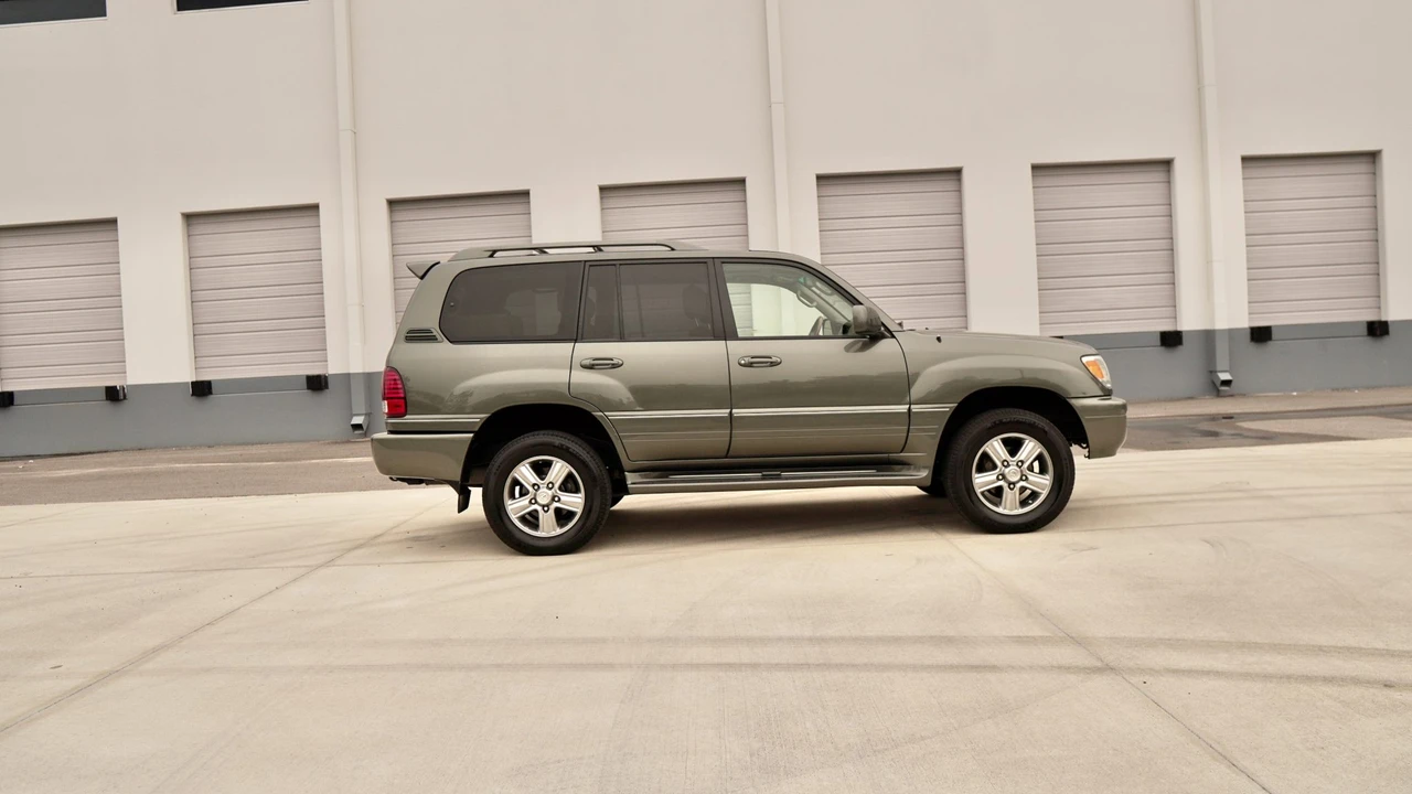 2006 Lexus LX 2nd Gen - Image 16 of 31