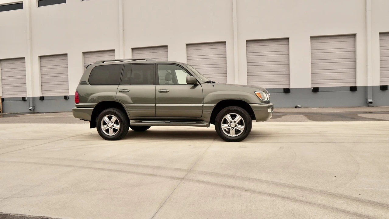 2006 Lexus LX 2nd Gen - Image 17 of 31