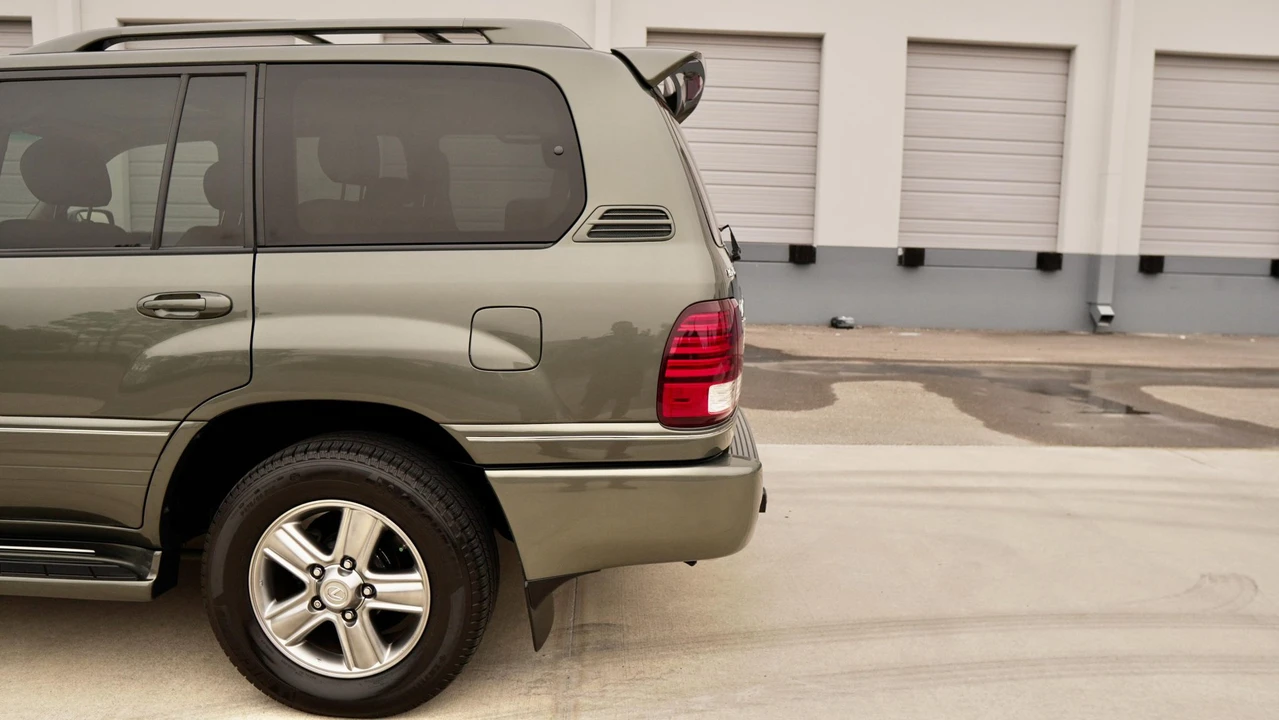 2006 Lexus LX 2nd Gen - Image 26 of 31