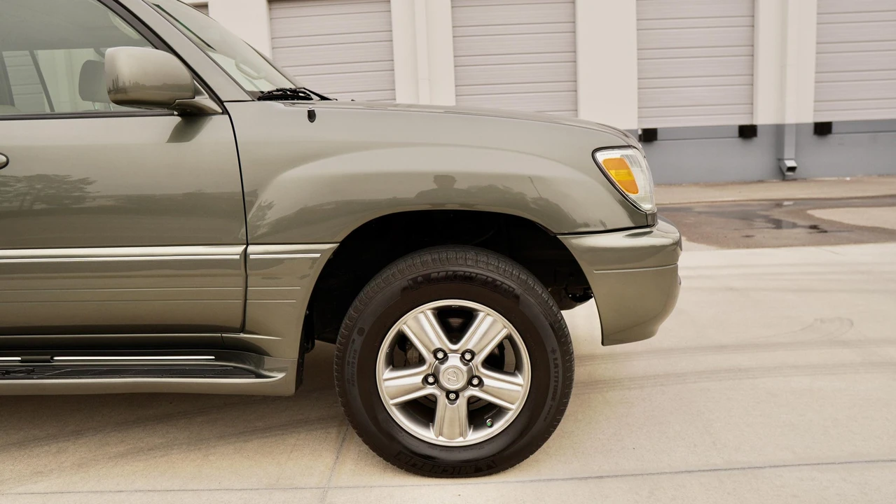 2006 Lexus LX 2nd Gen - Image 21 of 31