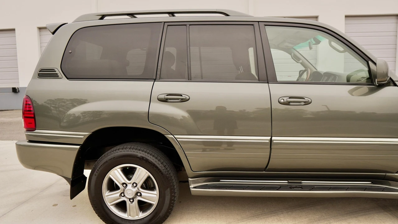 2006 Lexus LX 2nd Gen - Image 23 of 31