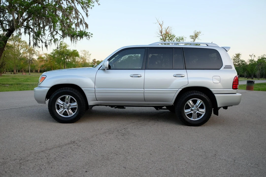 2006 Lexus LX 2nd Gen - Image 2 of 31