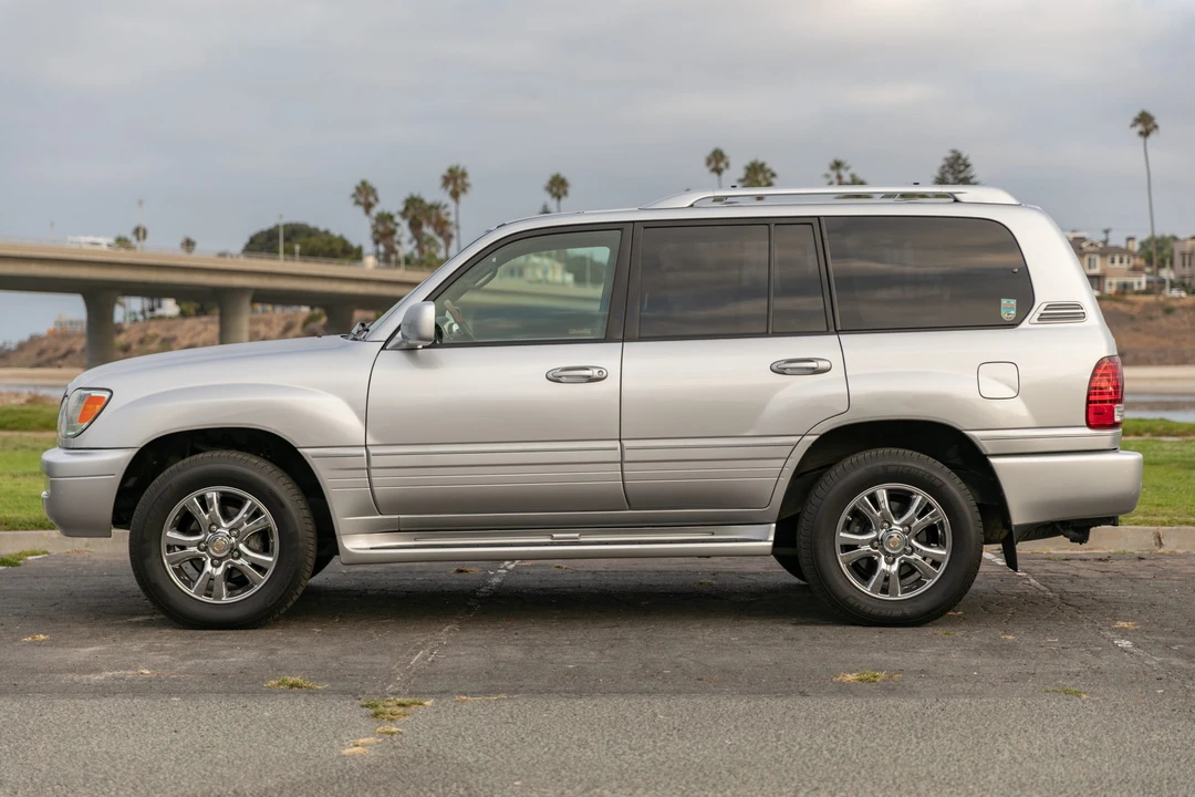 2006 Lexus LX 2nd Gen - Image 10 of 31