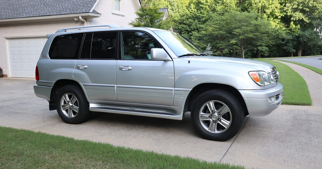 2006 Lexus LX 2nd Gen - Image 11 of 31