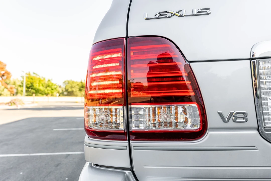 2006 Lexus LX 2nd Gen - Image 17 of 31